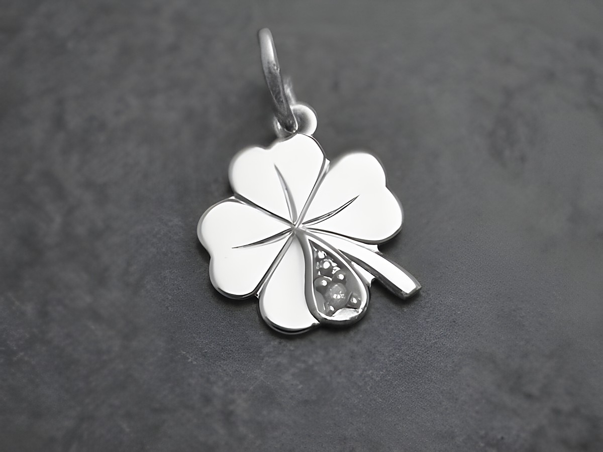 Kleeblatt Anhänger aus Sterling Silber mit symbolischem Diamanten, Hersteller Juwelier Harnisch, ideal als Glücksbringer.
