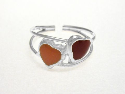 Kinderring aus Sterling Silber mit zwei Herzen in verschiedenen Farben, elegant und kinderfreundlich, idealer Schmuck für kleine Mädchen, hergestellt von Juwelier Harnisch.