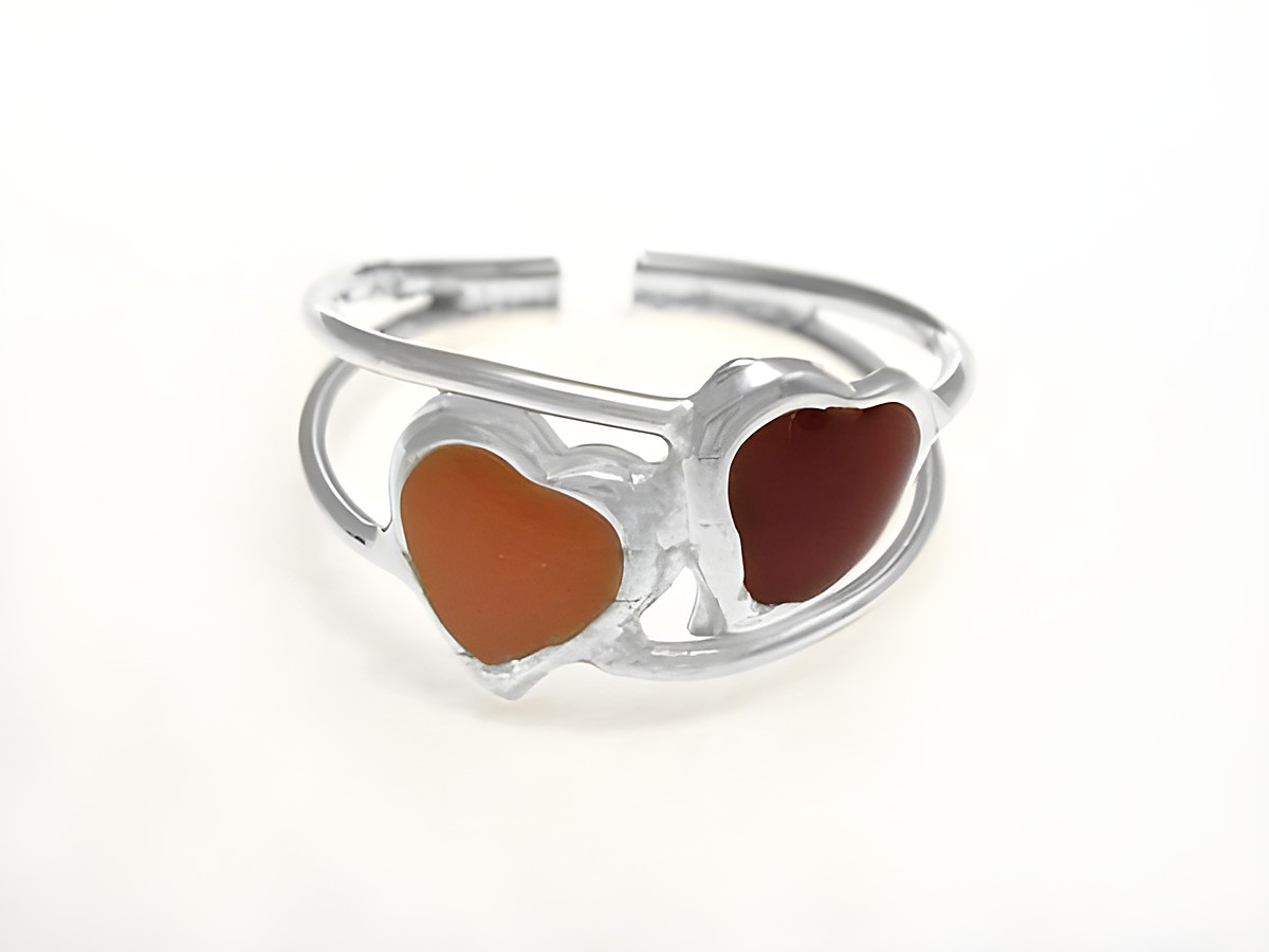 Kinderring aus Sterling Silber mit zwei Herzen in verschiedenen Farben, elegant und kinderfreundlich, idealer Schmuck für kleine Mädchen, hergestellt von Juwelier Harnisch.