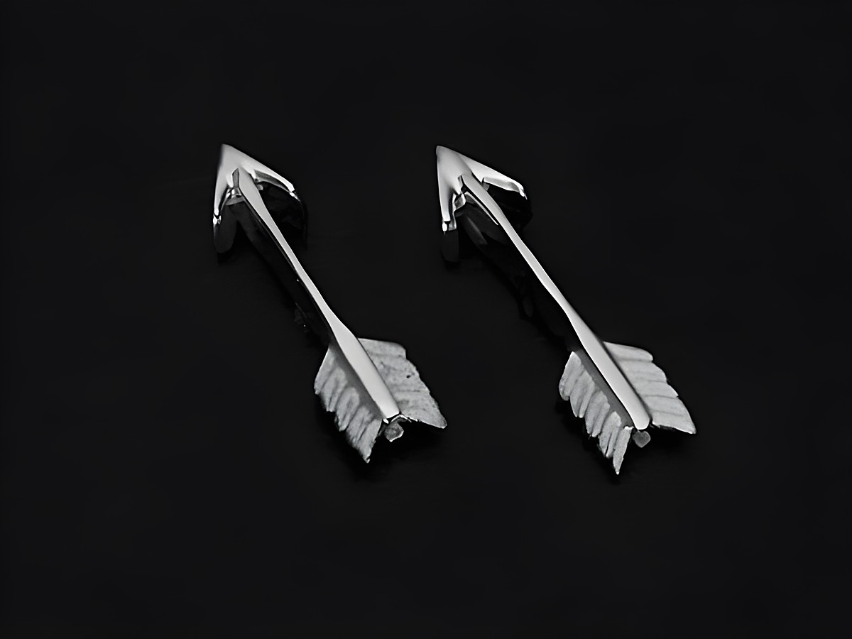 Silber Ohrringe in Pfeil-Design, Ohrstecker ohne Stein, rhodiniert, Hersteller Juwelier Harnisch. Edles und modernes Schmuckstück für jeden Anlass.