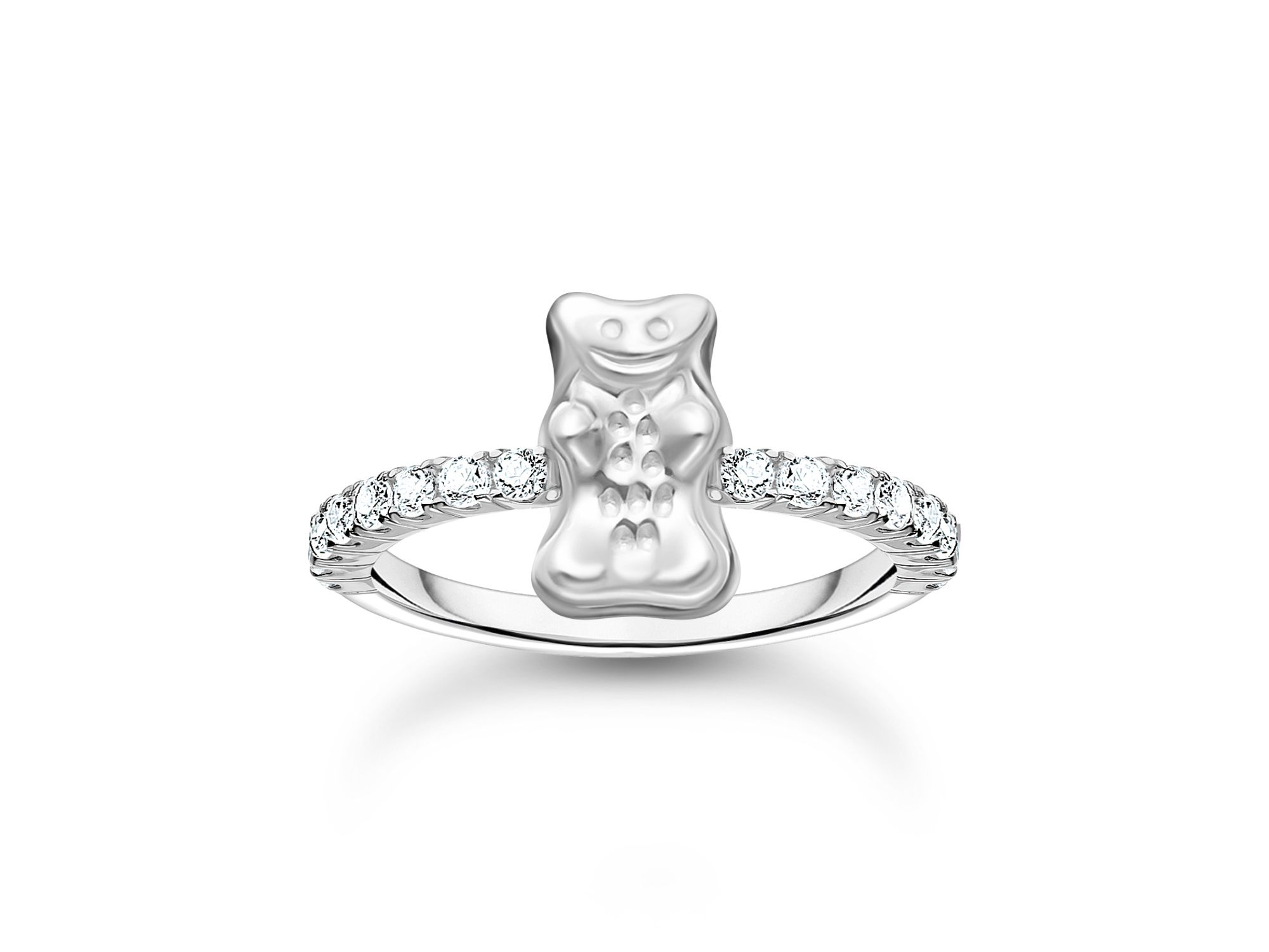 Schmuckring aus Silber mit einem glänzenden Gummibärchen-Motiv und funkelnden Zirkonia-Steinen, erhältlich in Größe 50, von Thomas Sabo in Zusammenarbeit mit HARIBO.