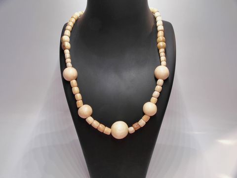 Holzkette mit Kugeln von 20 mm in naturbraun, Länge 60 cm, hergestellt von Juwelier Harnisch, zeigt eine elegante Anordnung von Holzperlen auf einem schwarzen Präsentationsständer.