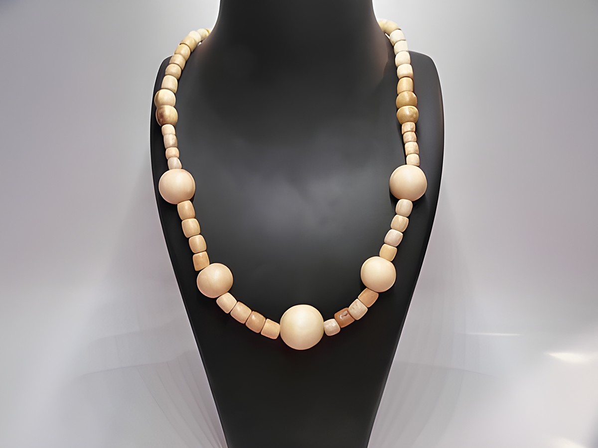 Holzkette mit Kugeln von 20 mm in naturbraun, Länge 60 cm, hergestellt von Juwelier Harnisch, zeigt eine elegante Anordnung von Holzperlen auf einem schwarzen Präsentationsständer.