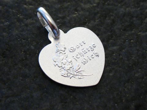 Engel Herz Silber Anhänger mit Schutzengel Motiven und dem eingravierten Text "Gott schütze Dich". Hersteller Juwelier Harnisch, elegantes Design für besonderen Schutz.