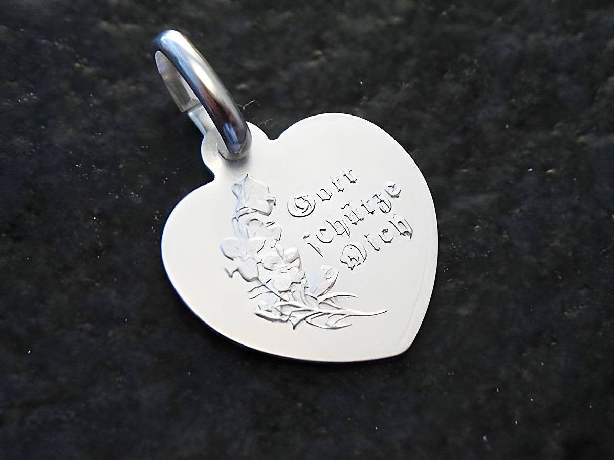 Engel Herz Silber Anhänger mit Schutzengel Motiven und dem eingravierten Text "Gott schütze Dich". Hersteller Juwelier Harnisch, elegantes Design für besonderen Schutz. – Ansicht 2