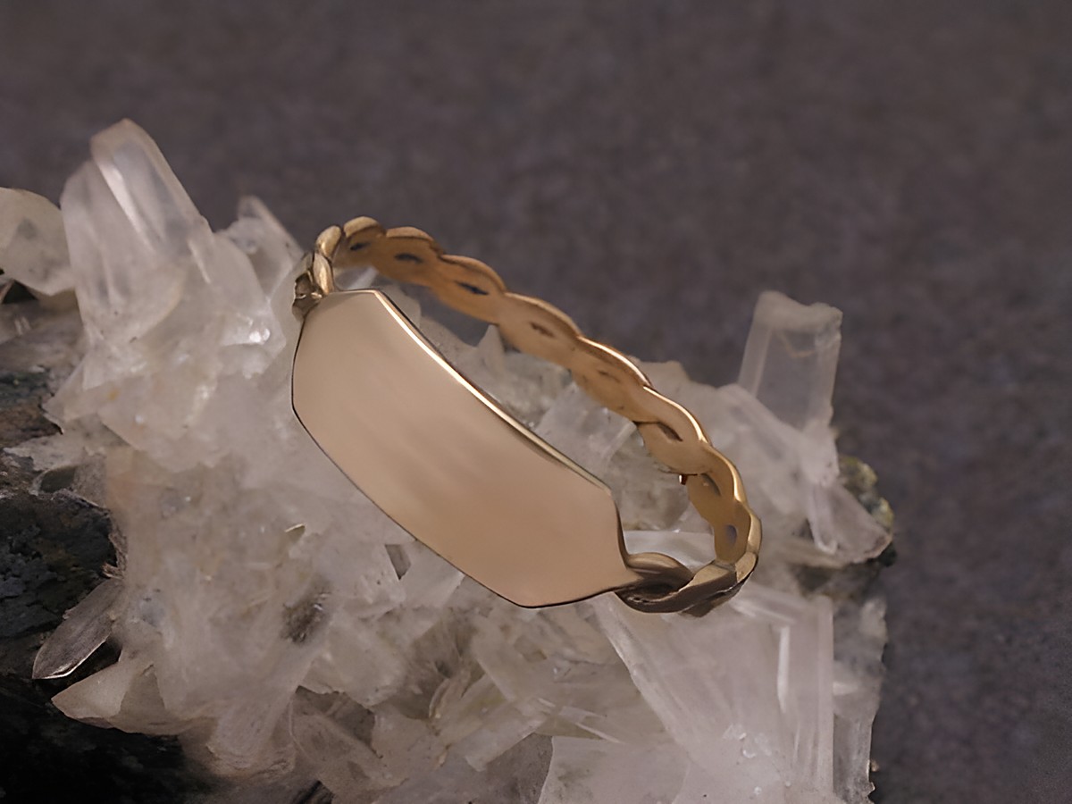 Goldring mit Zopfmuster aus Gold 333 in Größe 57, Hersteller Juwelier Harnisch, bis Größe 58/18,5, auf kristallähnlichem Untergrund präsentiert.