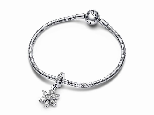 Sterling Silber Armband von Pandora mit einem klaren Zirkonia Anhänger in Form einer Blüte, Modell 792382C01, elegant und zeitlos im Design.