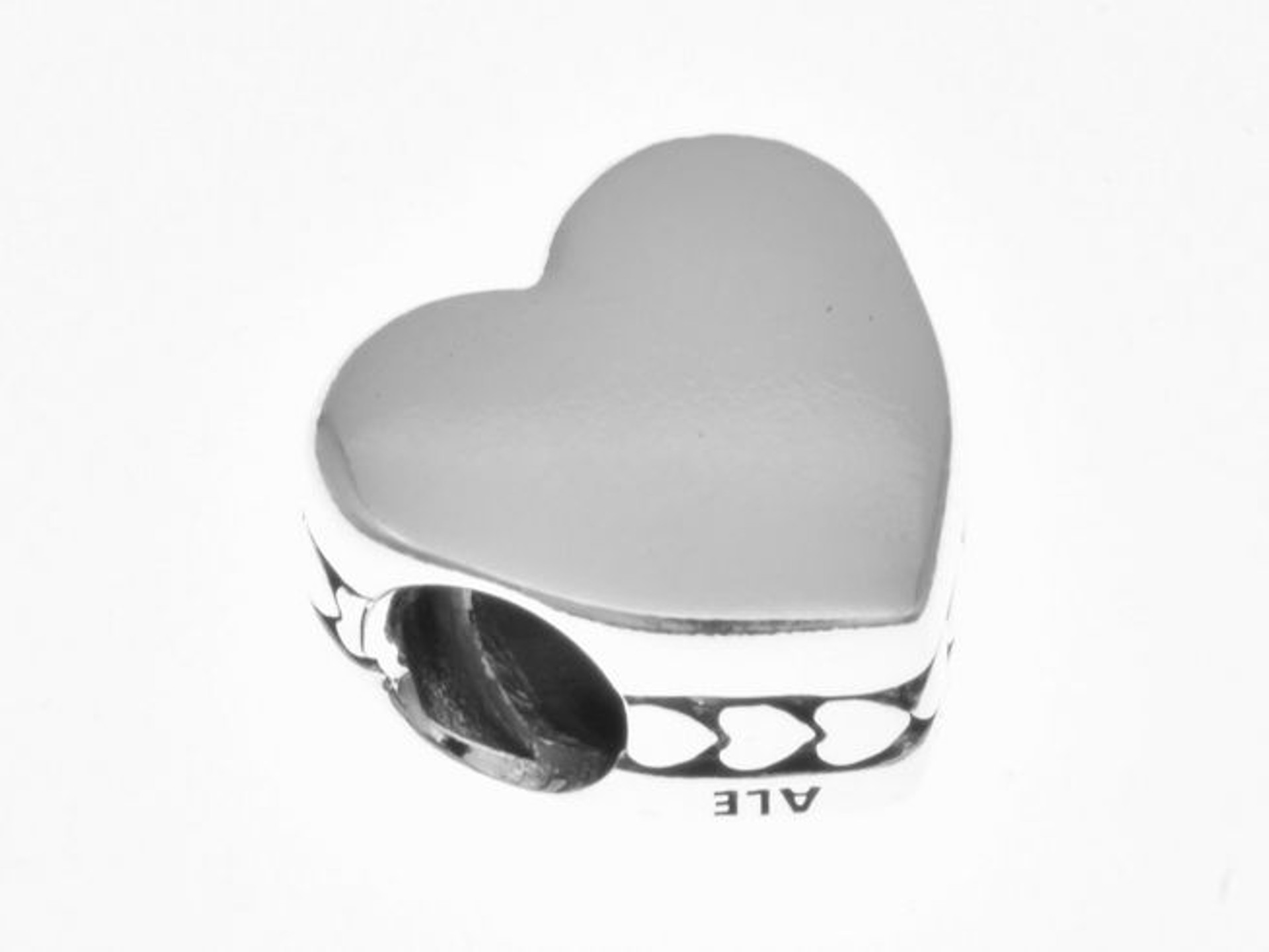 Flaches Herz Charm von Pandora in Silber, schlichtes Design, Modell 792015, ideal für Armbänder oder als Geschenk, bietet eine elegante und zeitlose Verzierung.