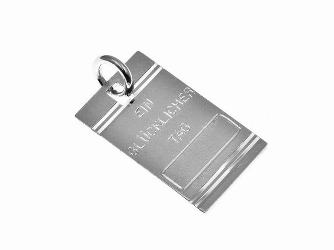Gravur Silber Anhänger matt mit der Aufschrift Ein glücklicher Tag, Hersteller Juwelier Harnisch, schlichtes Design ideal für persönliche Geschenkideen.