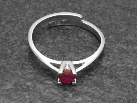Silberring rho mit verstellbarer Fein-Größe, besetzt mit einem Rubin, rhodiniert, Hersteller Juwelier Harnisch. Elegantes und zeitloses Design.