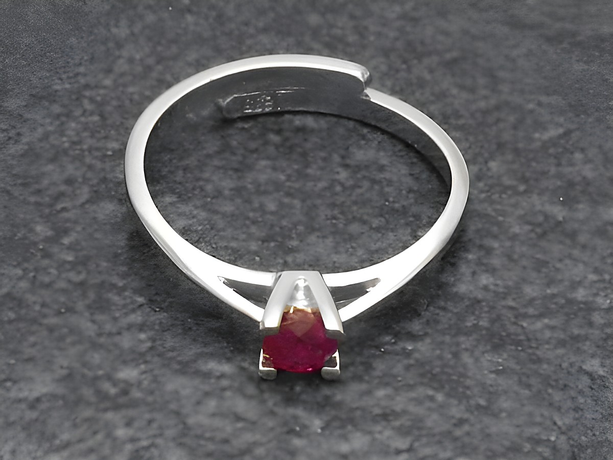 Silberring rho mit verstellbarer Fein-Größe, besetzt mit einem Rubin, rhodiniert, Hersteller Juwelier Harnisch. Elegantes und zeitloses Design.