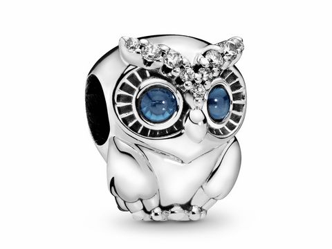 Charm einer Eule aus Sterlingsilber mit hell kobaltblauen Kristallen und Zirkonia, detailreich gestaltet mit großen Augen und feinen Verzierungen, ideal für eine Schmuckkollektion.