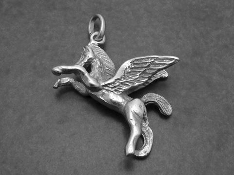 Silber Anhänger Pegasus Pferd mit Flügeln reitend von Juwelier Harnisch, detaillierte Gestaltung des mythischen Wesens aus hochwertigem Silber. Ein einzigartiges Schmuckstück für Tierliebhaber.