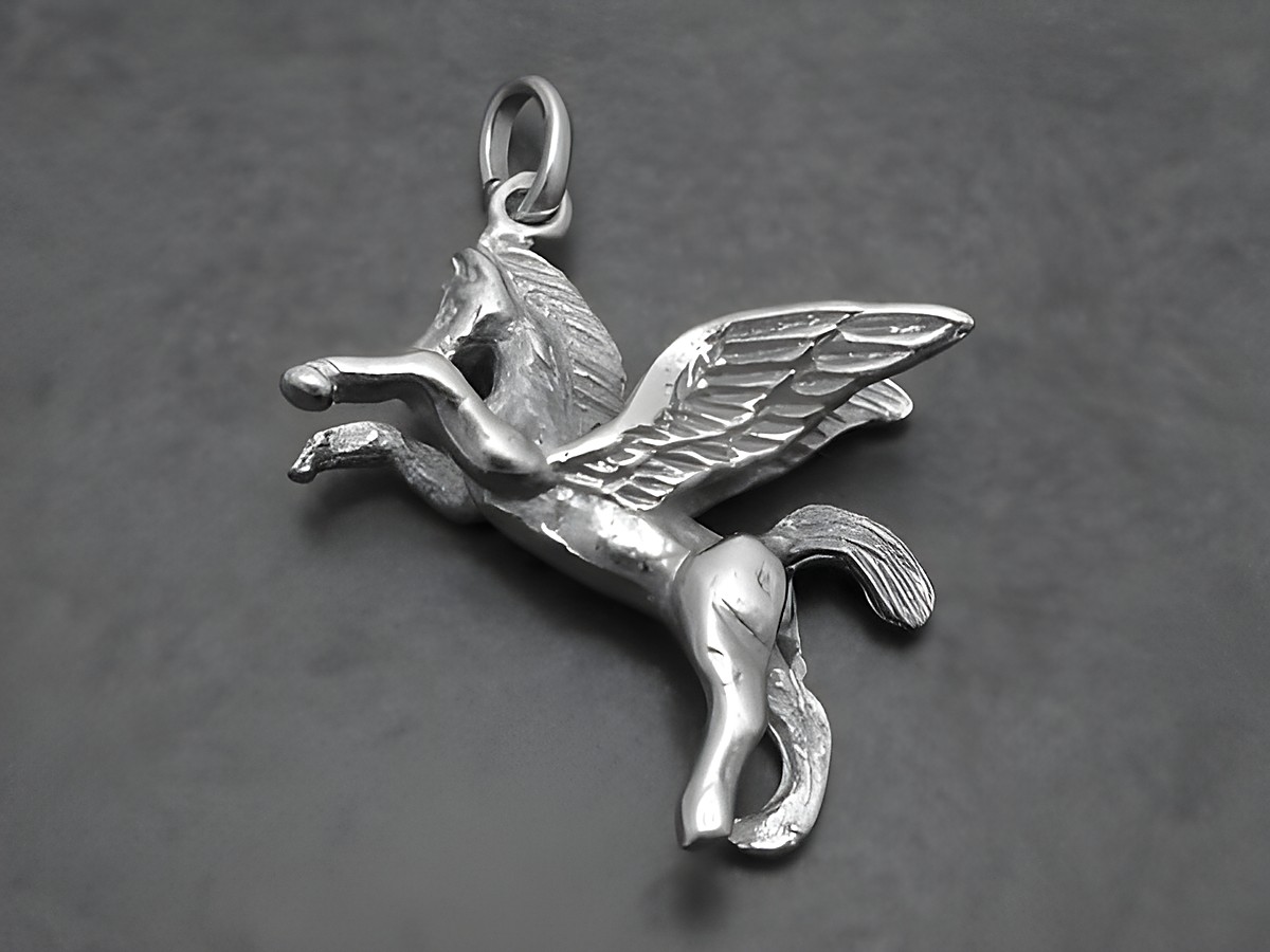 Silber Anhänger Pegasus Pferd mit Flügeln reitend von Juwelier Harnisch, detaillierte Gestaltung des mythischen Wesens aus hochwertigem Silber. Ein einzigartiges Schmuckstück für Tierliebhaber.