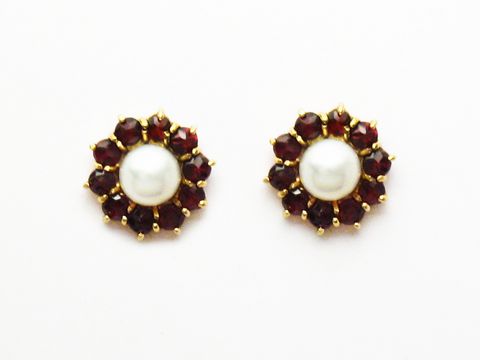 Granat Schmuck Ohrringe 12,3 mm Ohrstecker aus Gold mit Granatsteinen und einer perligen Mitte, hergestellt von Juwelier Harnisch. Elegante und zeitlose Ohrstecker.