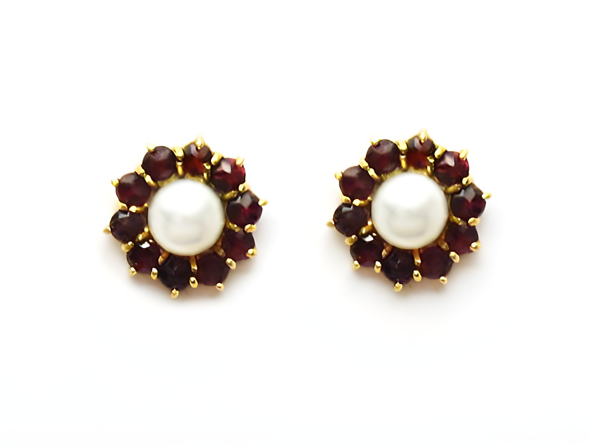 Granat Schmuck Ohrringe 12,3 mm Ohrstecker aus Gold mit Granatsteinen und einer perligen Mitte, hergestellt von Juwelier Harnisch. Elegante und zeitlose Ohrstecker.
