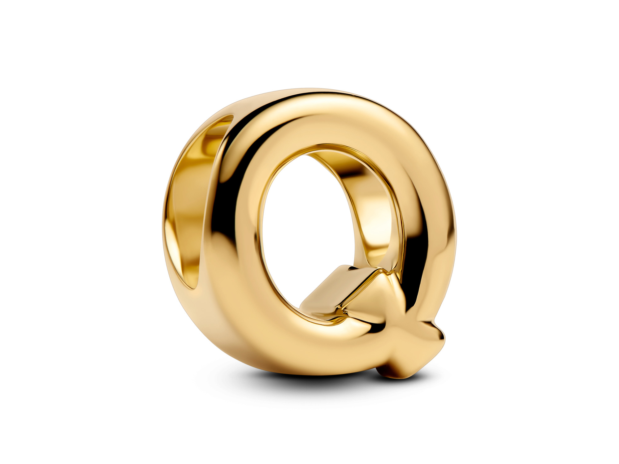 Buchstabe Q aus der Pandora Alphabet Kollektion in gelbgold vergoldeter Ausführung, elegant und modern gestaltet, ideal als stilvolles Accessoire oder Geschenk.