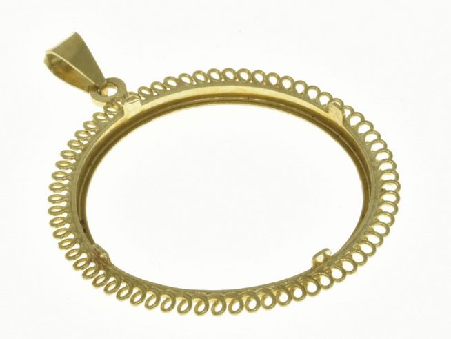 Elegante Münzfassung aus 585 Gold mit dekorativem Rand, passend für Münzen mit einem maximalen Durchmesser von 26,4 mm, hergestellt von Juwelier Harnisch.