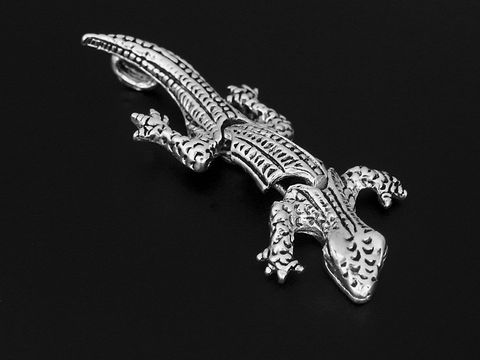 Silber Anhänger in Form einer Eidechse, kunstvoll gestaltet mit detaillierten Mustern, ideal für Tierliebhaber, hergestellt von Juwelier Harnisch, perfekt als Schmuckstück oder Geschenk.