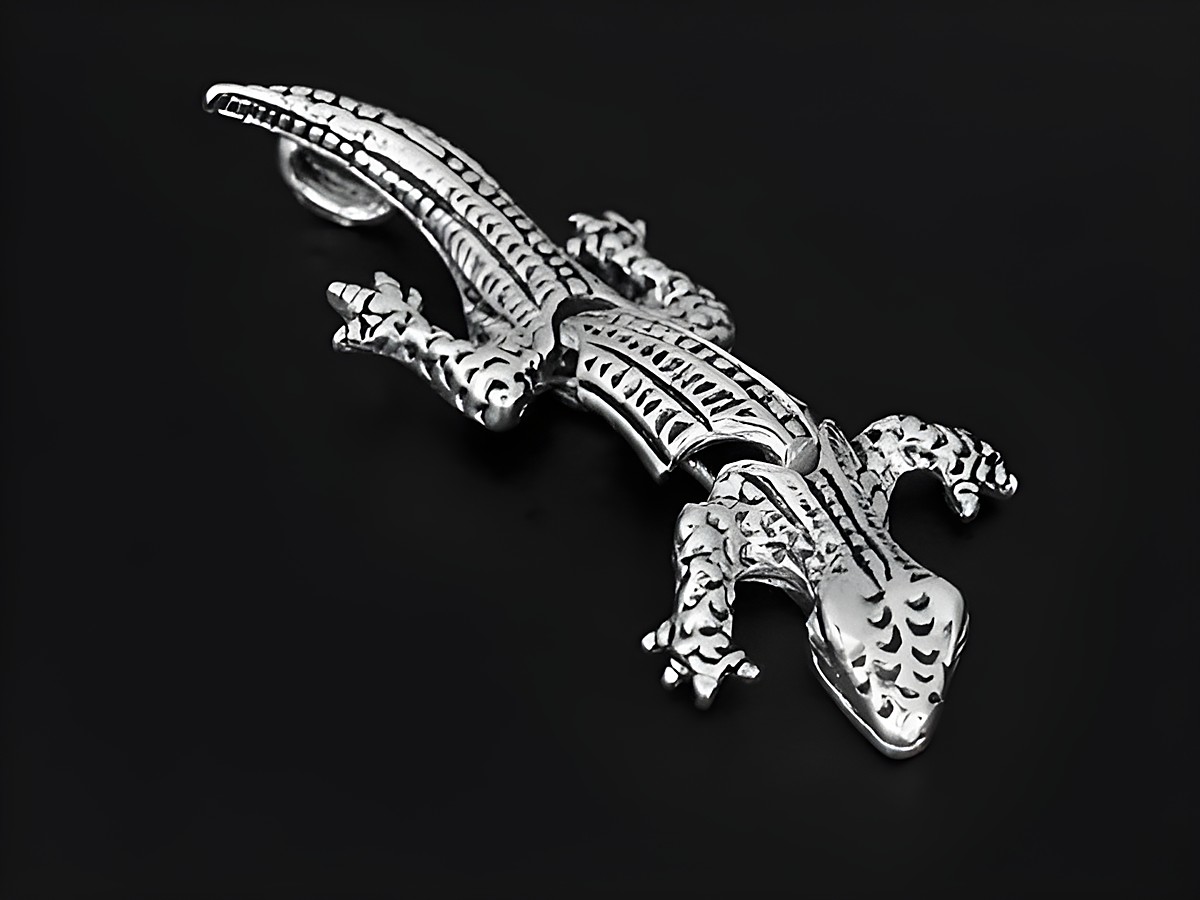 Silber Anhänger in Form einer Eidechse, kunstvoll gestaltet mit detaillierten Mustern, ideal für Tierliebhaber, hergestellt von Juwelier Harnisch, perfekt als Schmuckstück oder Geschenk.
