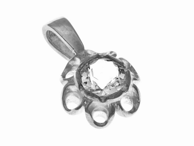 Anhänger aus Silber in kunstvollem Blumen-Design mit einem Bergkristall-Einsatz, von Juwelier Harnisch gefertigt, strahlt Eleganz und zeitlosen Schmuckstil aus.