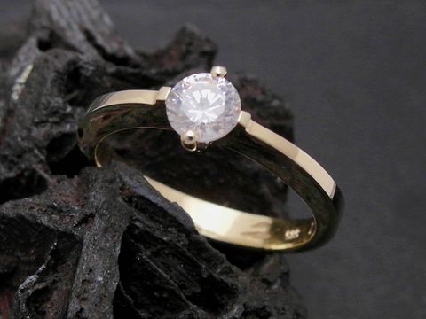 Zierlicher Goldring aus 585 Gold mit Zirkonia, Größe 57,5 bis 58/18,5, Hersteller Juwelier Harnisch, elegant und funkelnd. Ideal für besondere Anlässe.
