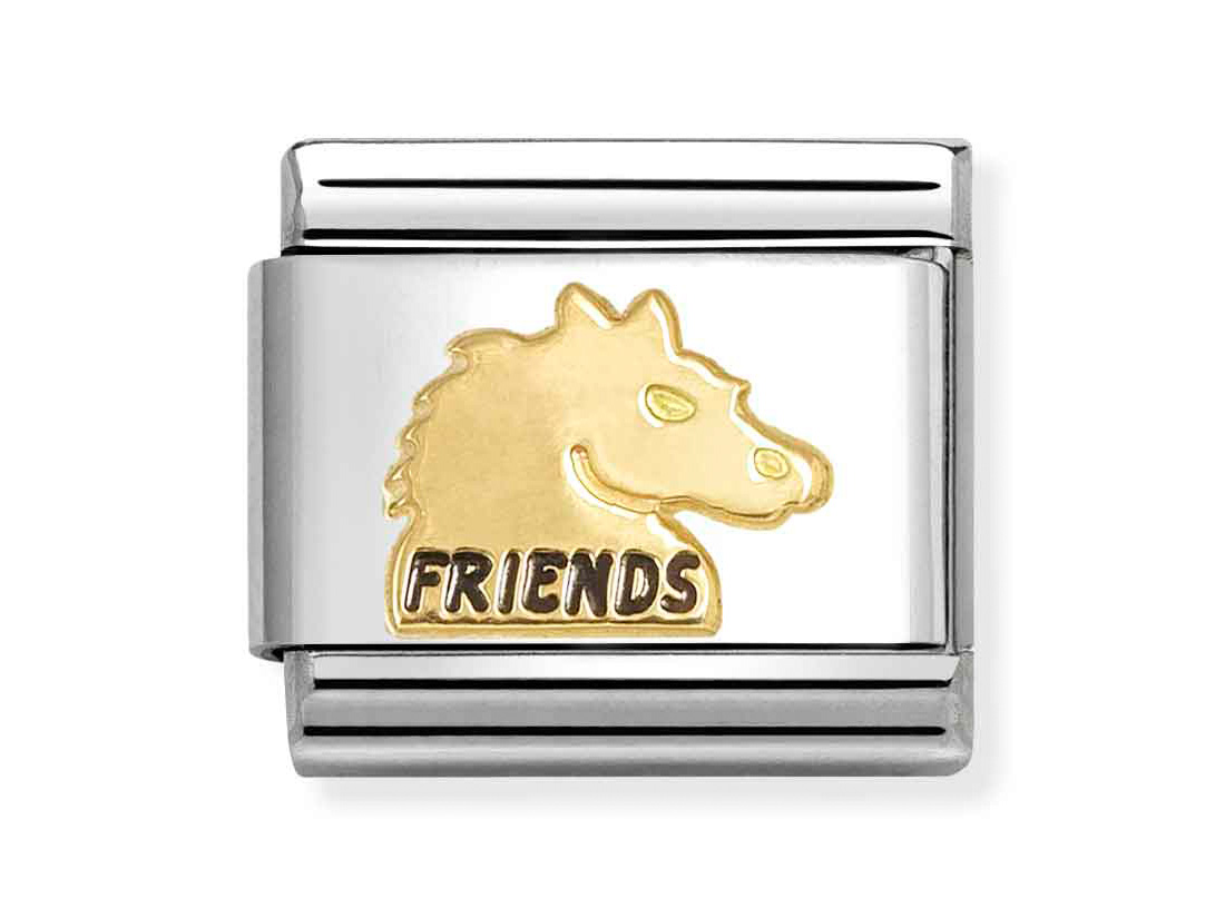 Ein eleganter Charm aus silbernem Material mit einer goldenen Pferde-Silhouette, die das Wort FRIENDS trägt. Das Modell gehört zur Kollektion Classic Gold & Emaille von Pandora.
