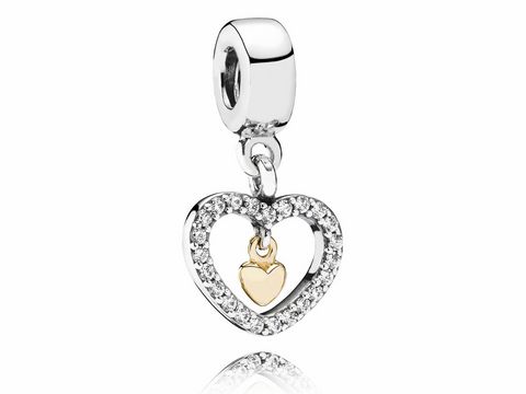 Zirkonia Charm von Pandora in Bicolor mit einem herzförmigen Design, umgeben von funkelnden Zirkonia. Der charmante Anhänger symbolisiert Liebe und Eleganz.