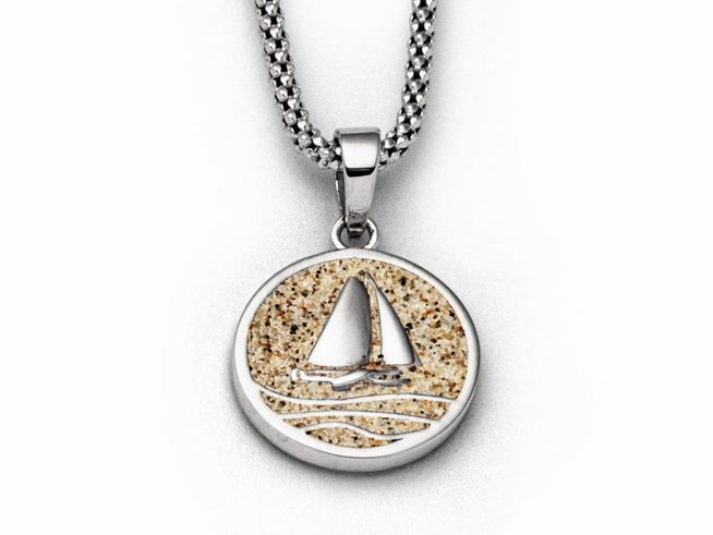 DUR Anhänger Ahoi aus Sterling Silber mit einem runden Anhänger, der ein segelndes Boot in naturfarbenem Sanddesign zeigt, ideal für maritim inspirierte Schmuckliebhaber.