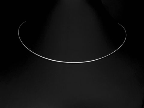 Silber Omega Reifen Tonda aus Sterling Silber mit einer Schlangenkette von 46 cm und 1,2 mm Dicke, ideal für stilvolle Anlässe, präsentiert auf schwarzem Hintergrund.