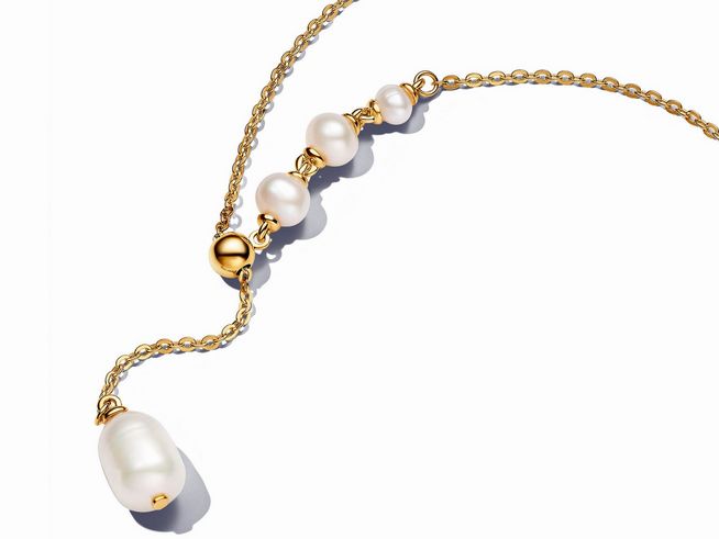 363259000-0 Süßwasserzuchtperle Tropfen-Collier-Halskette von Pandora in Gelbgold vergoldet, mit mehreren weißen Perlen, Länge 65 cm, elegantes und zeitloses Design.