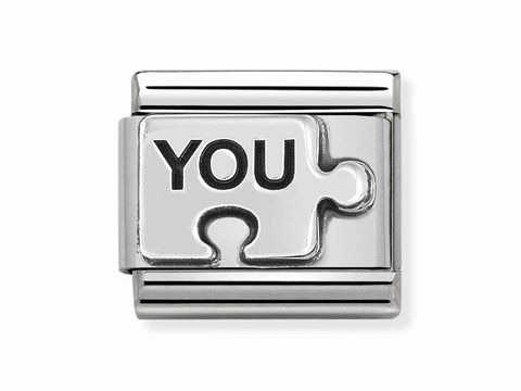 333010140-0 Edelstahl Charm mit oxidierten Symbolen, zeigt das Wort YOU in einer Puzzlestück-Form, designed von Nomination, eignet sich für klassische Armbänder, silberfarbig.