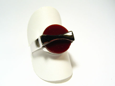 Silber Ring rhodiniert mit rot braunem Karneol im 70er Look, verstellbar, hergestellt von Juwelier Harnisch. Ideal für stilvolle Akzente und nostalgische Mode.