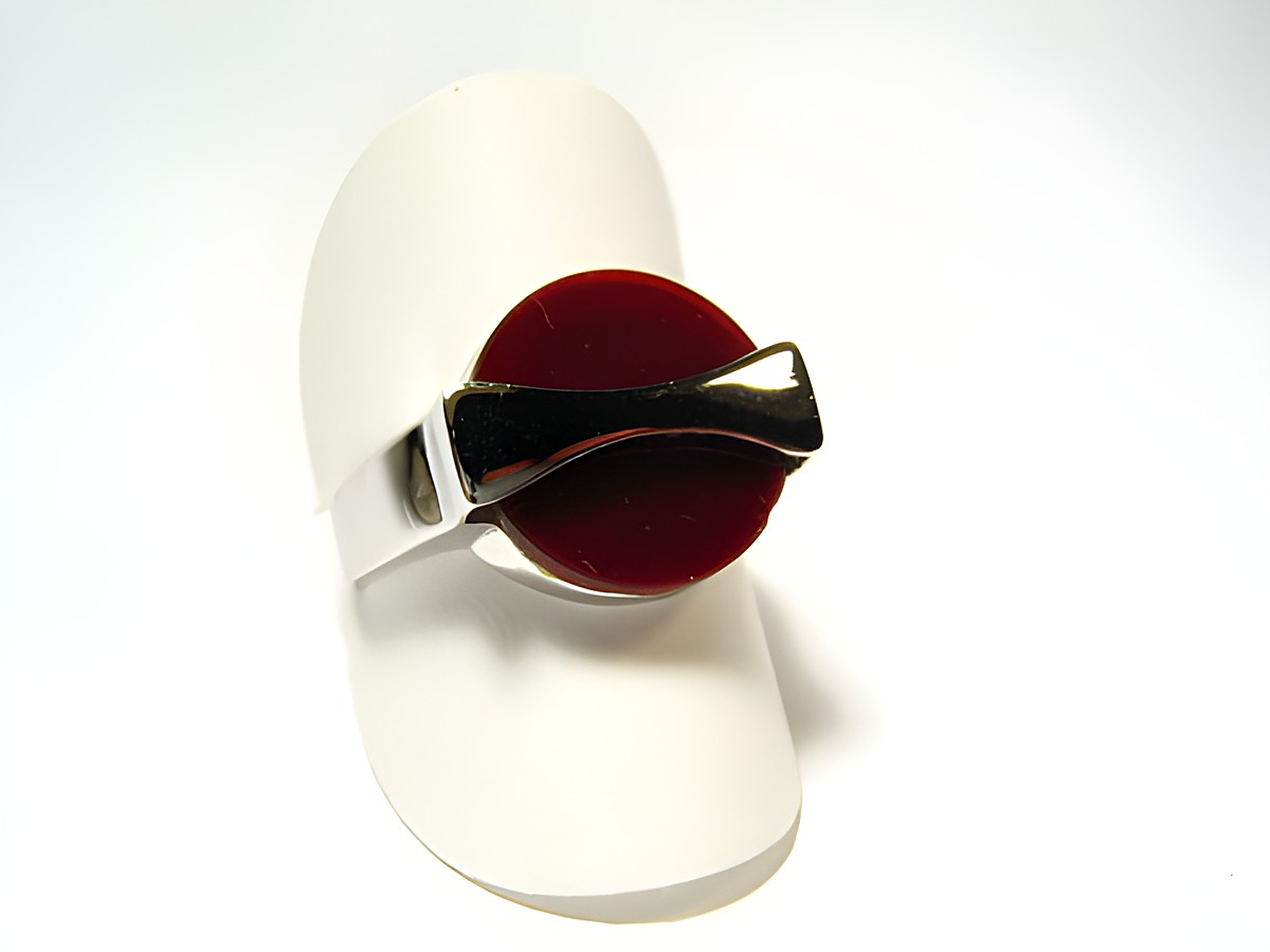 Silber Ring rhodiniert mit rot braunem Karneol im 70er Look, verstellbar, hergestellt von Juwelier Harnisch. Ideal für stilvolle Akzente und nostalgische Mode.