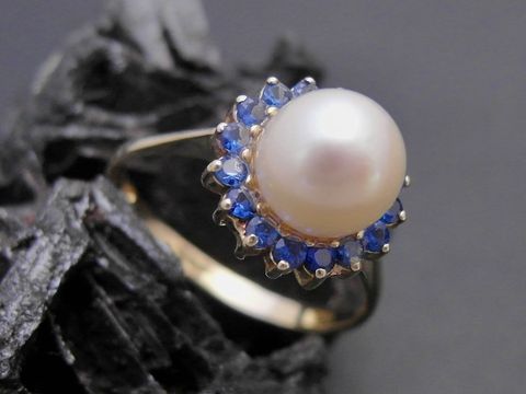 Gold Perlen Ring nostalgisch Gr. 53,5 mit 7,2 mm Zuchtperle und synthetischen Saphiren, Hersteller Juwelier Harnisch bis Gr. 54/17,5.