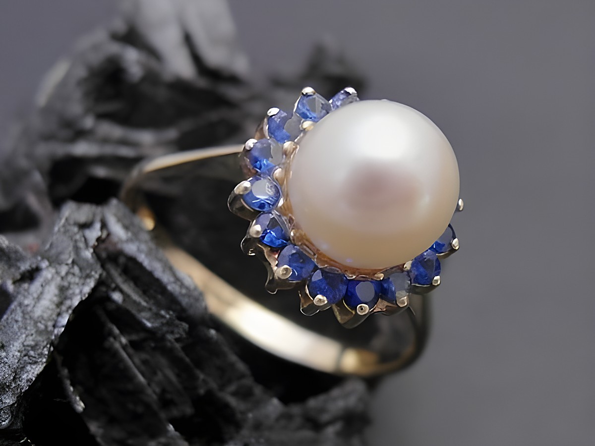 Gold Perlen Ring nostalgisch Gr. 53,5 mit 7,2 mm Zuchtperle und synthetischen Saphiren, Hersteller Juwelier Harnisch bis Gr. 54/17,5.