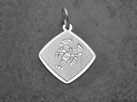 Ein Anhänger aus rhodiniertem Sterling Silber im Design des Sternzeichens Krebs, hergestellt von Juwelier Harnisch, in quadratischer Form mit eingraviertem Krebs-Motiv.