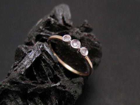 Gold Ring in zartem Gold 333 mit drei Diamanten, Größe 51, Hersteller Juwelier Harnisch, geeignet bis Größe 52.