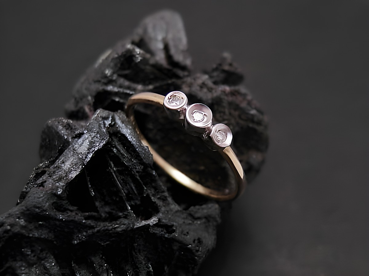 Gold Ring in zartem Gold 333 mit drei Diamanten, Größe 51, Hersteller Juwelier Harnisch, geeignet bis Größe 52.