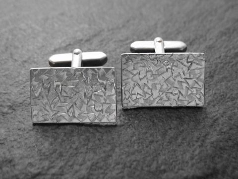 Manschettenknöpfe aus echtem Silber, rhodiniert, im Zick-Zack-Muster. Hersteller: Juwelier Harnisch, edles Design für elegante Anlässe.