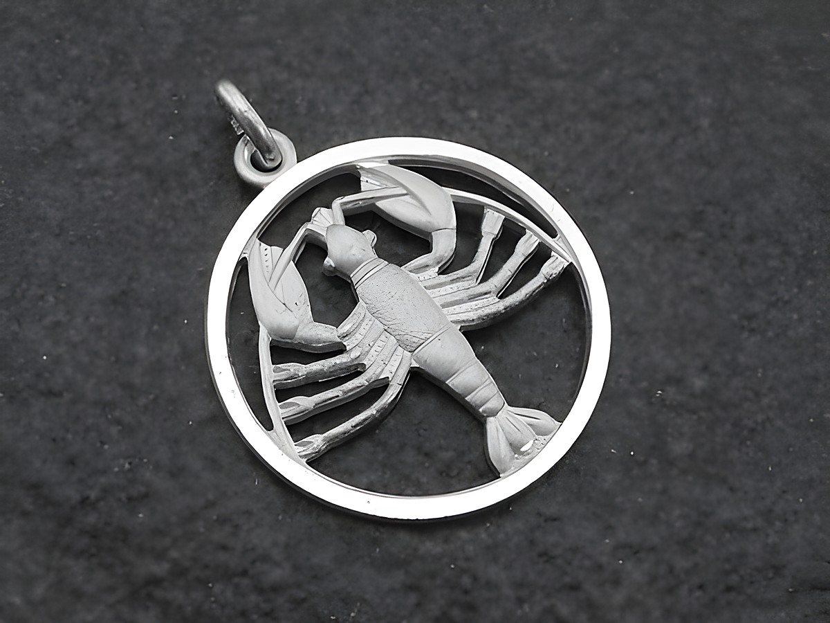 Runder Silber Anhänger mit dem Sternzeichen Krebs, feine Details des Krebses sind sichtbar. Hersteller ist Juwelier Harnisch, ideal für Krebs-Geborene.