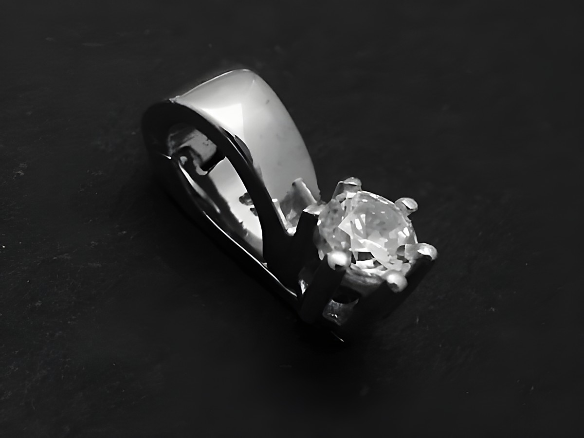 Eleganter Anhänger in Krappenfassung aus rhodiniertem Sterling Silber, verziert mit einem strahlenden Zirkonia. Hersteller: Juwelier Harnisch. Ideal für stilvolle Akzente.