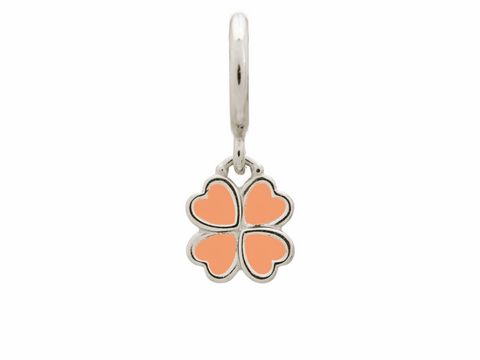 Silber Charm von Endless mit einem Glückskleeblatt-Design in Coral-Farbe. Der Anhänger hat vier herzförmige Blätter und einen stabilen Befestigungsring. Ideal für personalisierte Schmuckstücke.