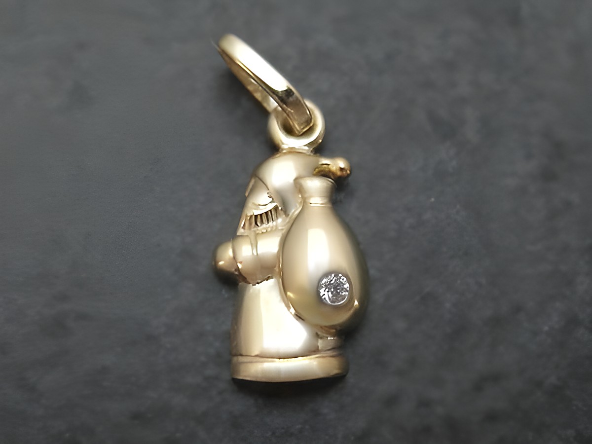 Weihnachtsmann Anhänger aus vergoldetem Sterling Silber mit Zirkonia, hergestellt von Juwelier Harnisch, ideal für die Festtage und als besonderes Schmuckstück.