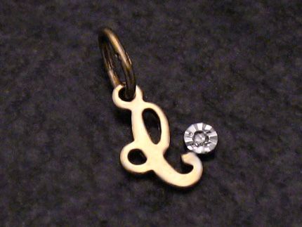 Gold Anhänger in Form des Buchstabens C mit einem kleinen Diamanten. Hergestellt vom Juwelier Harnisch, ideal als persönliches Schmuckstück oder Geschenk.