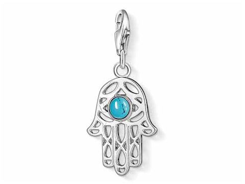 Charm von Thomas Sabo in Form einer Fatimas Hand aus Sterling Silber mit einem imitierten Türkisstein, symbolisiert Glauben und Schutz. Ideal für individuelle Schmuckkreationen.