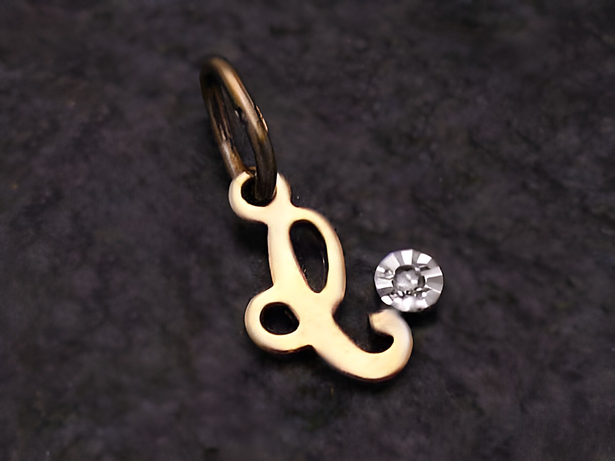Gold Anhänger in Form des Buchstabens C mit einem kleinen Diamanten. Hergestellt vom Juwelier Harnisch, ideal als persönliches Schmuckstück oder Geschenk.