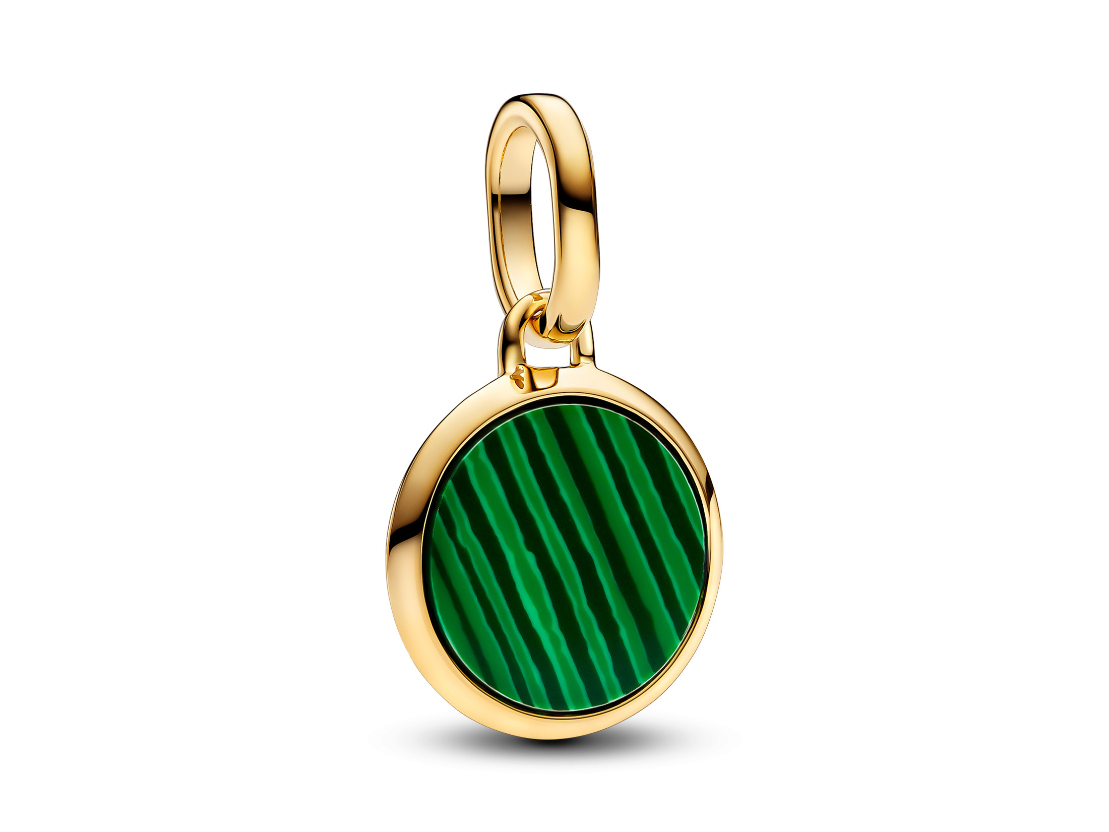 Pandora Me 763389C01 Grüner Mini - Anhänger - Gelbgold vergoldet - syn. Malachit Ein grüner Mini-Anhänger von Pandora Me, vergoldet mit Gelbgold, zeigt eine scheibenförmige Fläche aus synthetischem Malachit mit feinen Streifen. Ideal für stilvolle Schmuckstücke.
