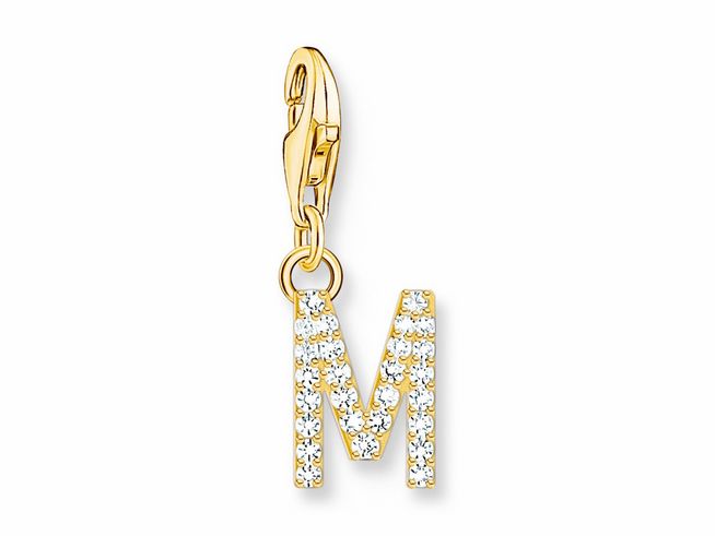 Charm-Anhänger in Form des Buchstabens M aus Silber mit gelbgold vergoldeter Oberfläche, besetzt mit funkelnden weißen Zirkonia-Steinen, geeignet für modische Akzente.