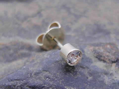 Rund ein Ohrstecker unisex in Gold mit einem bezaubernden Zirkonia. Hersteller Juwelier Harnisch, Einzelohrringe, 1 Stück, ideal für jeden Anlass.